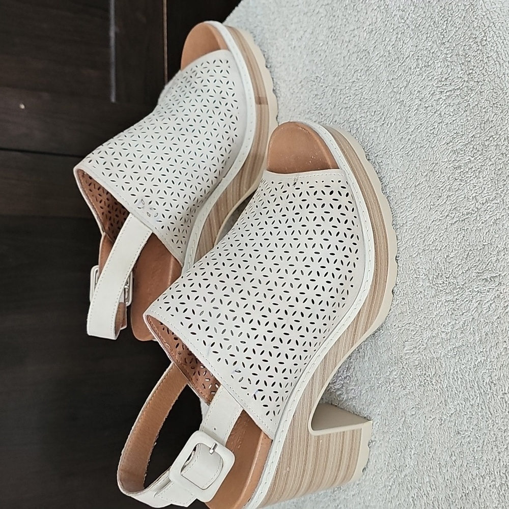 Women's Beige Sandals
